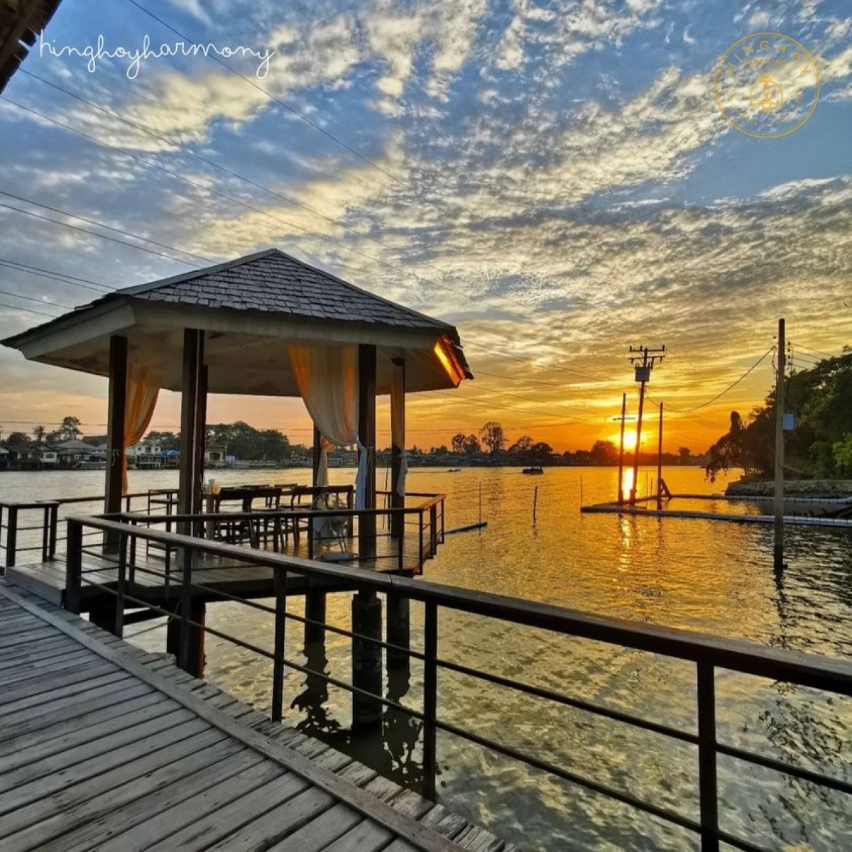ศาลาริมแม่น้ำเจ้าพระยาของร้านหิ่งห้อยฮาร์โมนี่ในช่วงพระอาทิตย์ตก