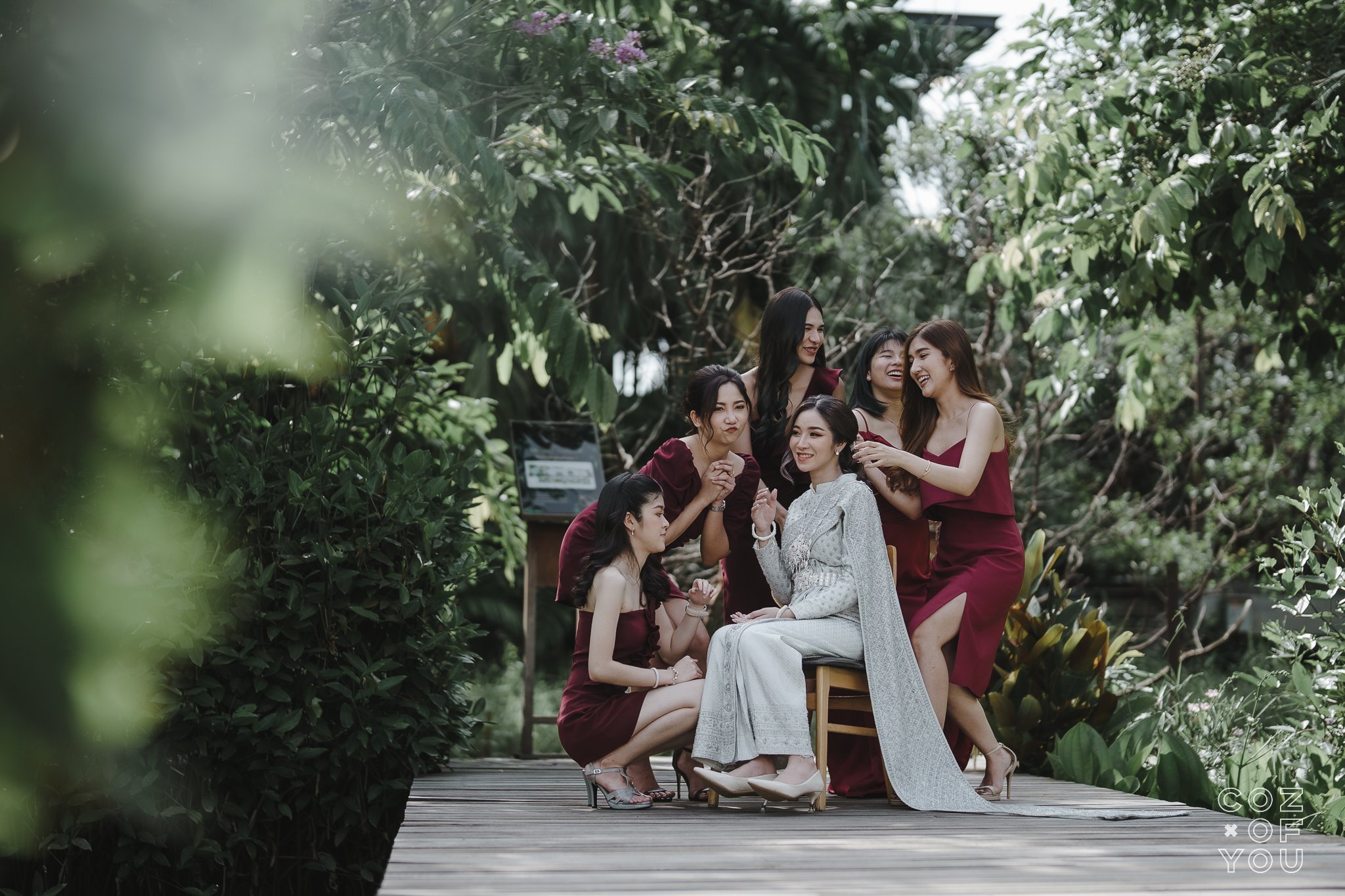 เจ้าสาวและเพื่อนในมุมสวนของร้าน