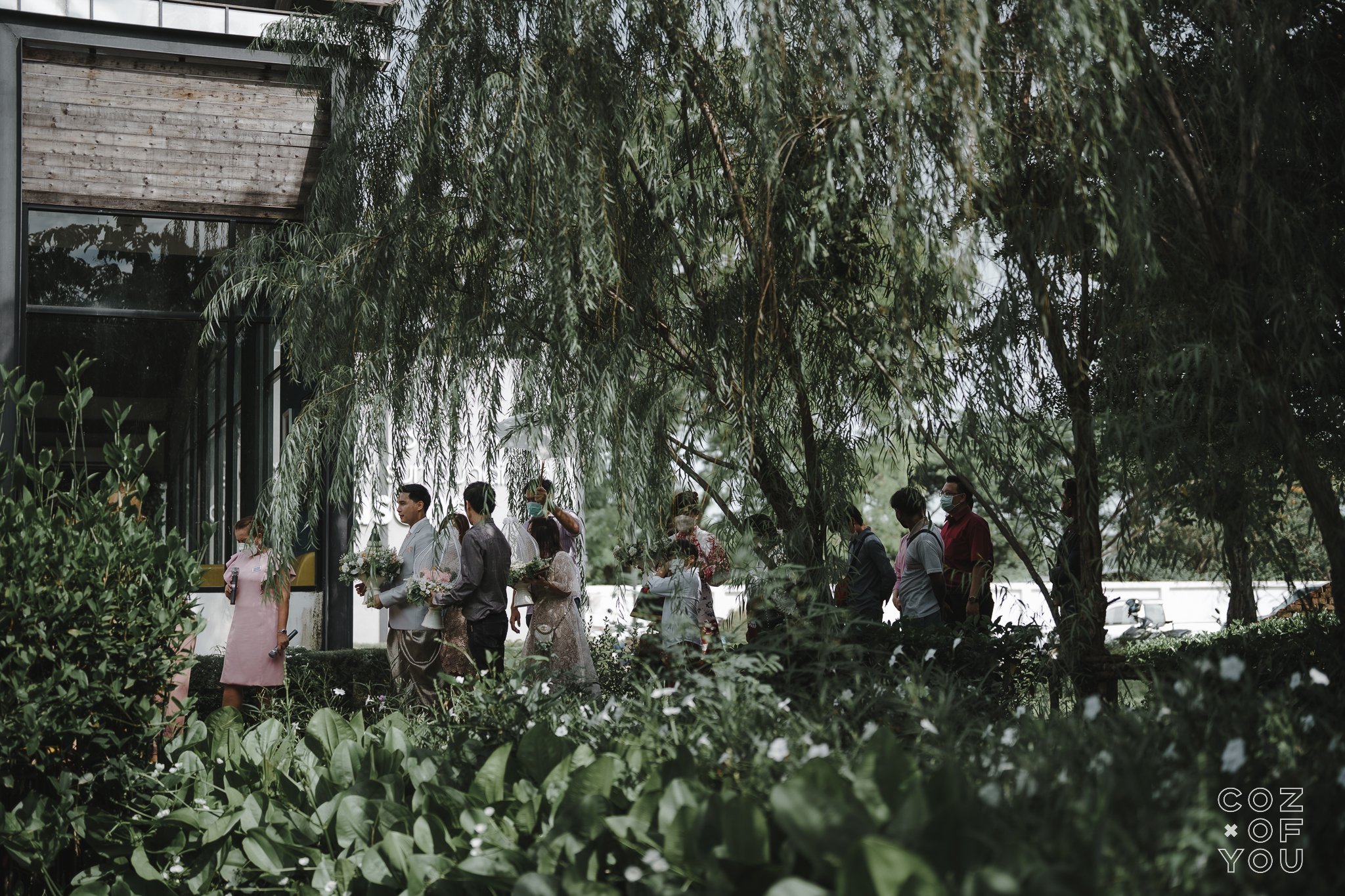 บรรยากาศขบวนพิธีท่ามกลางธรรมชาติ