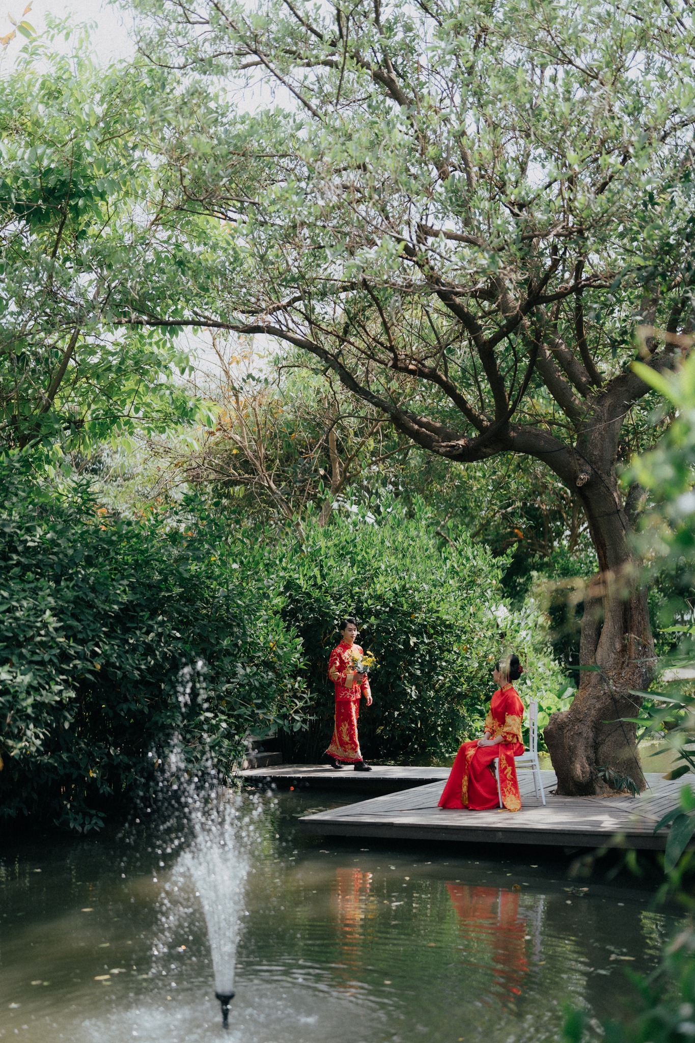 ภาพคู่ในชุดพิธีการกับบรรยากาศสวนริมน้ำ
