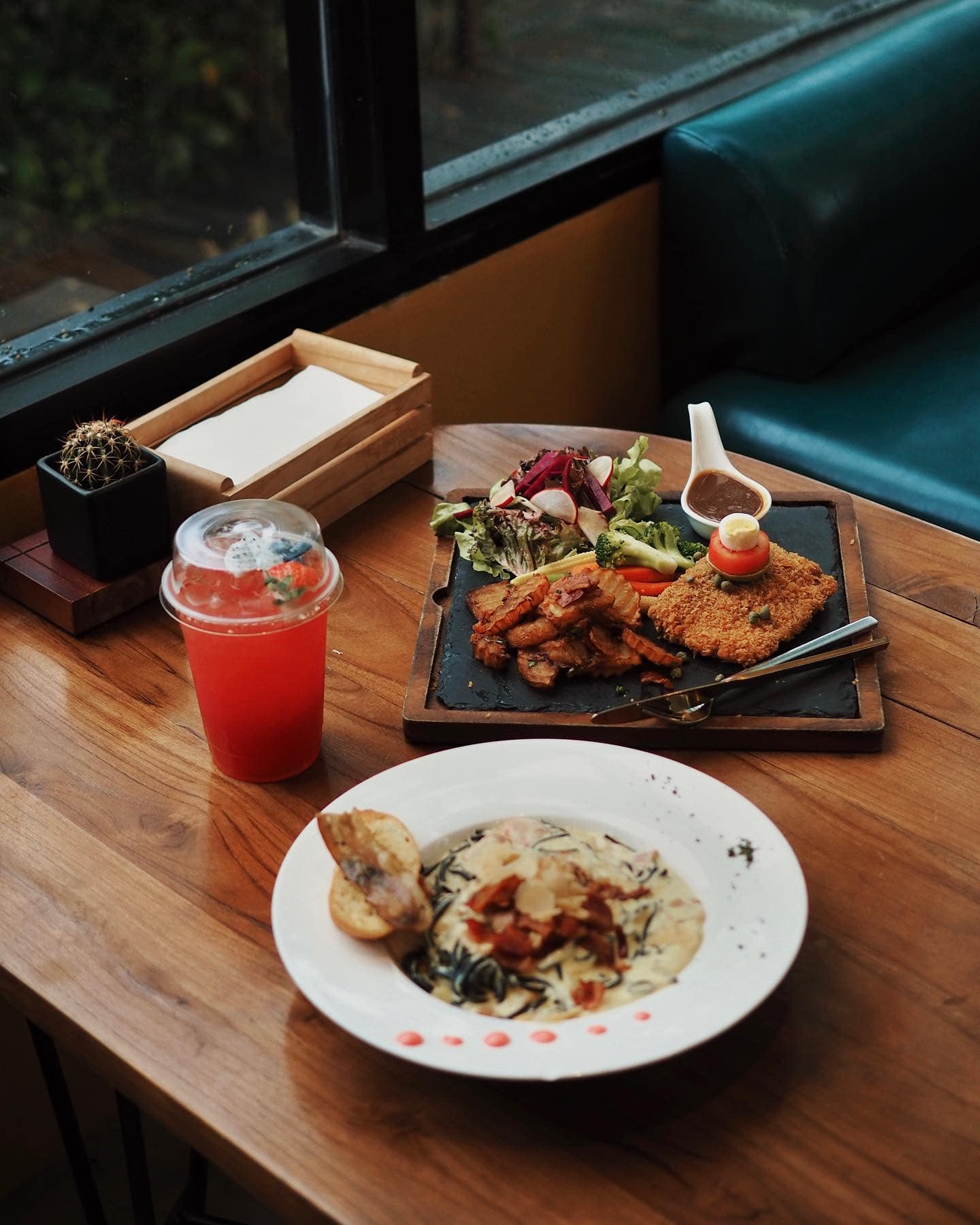 อาหารและเครื่องดื่มในบรรยากาศคาเฟ่